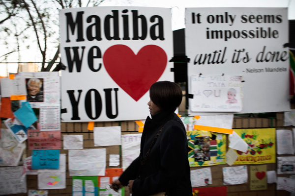 Vor der Klinik in Pretoria: "Madiba, wir lieben dich"