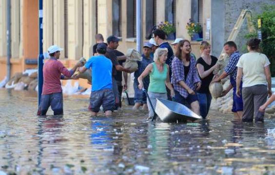 Helfer in Magdeburg bauen einen Damm aus Sandsäcken