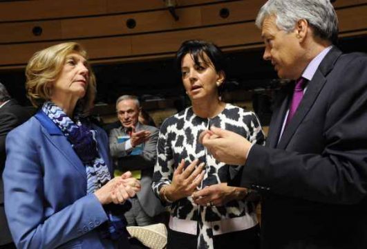 Nicole Bricq (F), Richard Bruton (Irl), Anne Ruth Herkes (D)à und Didier Reynders (vlnr) beim Treffen der EU-Minister in Luxemburg