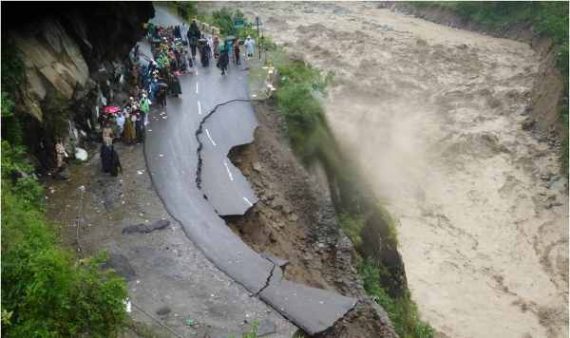 Monsun in Indien: Einwohner und Reisende auf einer durch die Fluten zerstörten Straße entlang des Flusses Alaknanda im Bezirk Chamoli (Bundesstaat Uttarakhand)