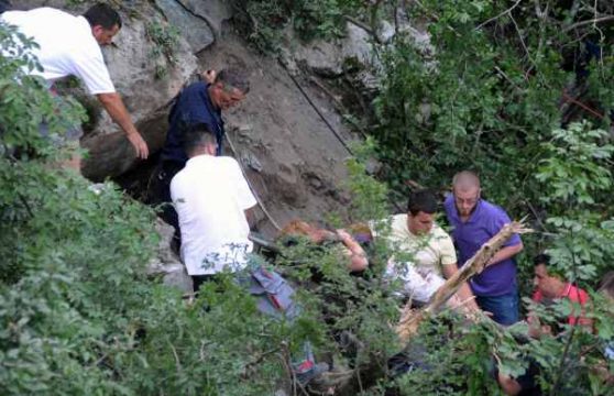 Busunglück in Montenegro: Helfer befreien eine verletzte Frau