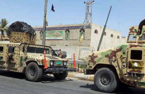 Irakisches Militär vor einer schiitischen Moschee im Nordosten der irakischen Hauptstadt