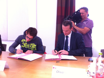 Thierry Neuville und Oliver Paasch unterzeichnen die Vereinbarung
