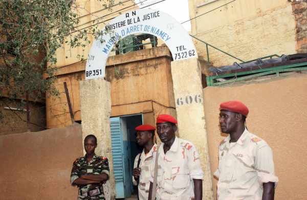 Soldaten vor dem Eingang zum Gefängnis von Niamey in Niger (1.6.)