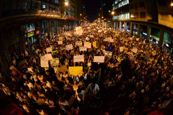 Tausende Demonstranten in Niteroi bei Rio de Janeiro