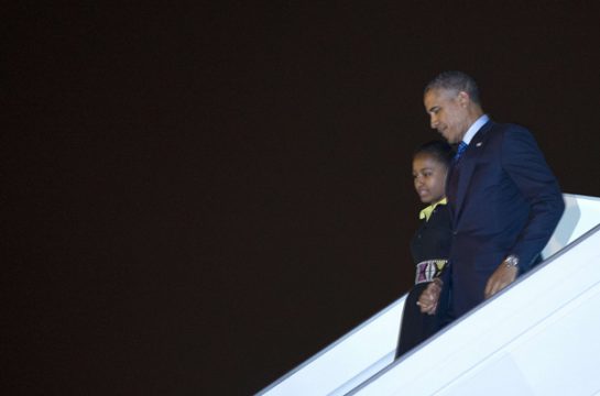 Obama mit Tochter Sasha bei der Landung in Dakar