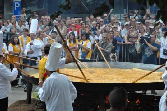 Herstellung eines Riesenomelettes am 15. August
