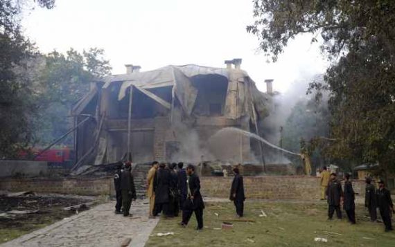 Pakistanische Feuerwehrleute löschen das brennende ehemalige Wohnhaus des Staatsgründers Mohammed Ali Jinnah