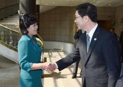 Northkoreas Hauptdelegierte Kim Song-Hye (l.) und Südkoreas Hauptdelegierter Chun Hae-Sung (r.)