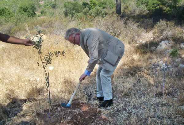 Prinz Laurent pflanzt einen Baum in Tel Aviv
