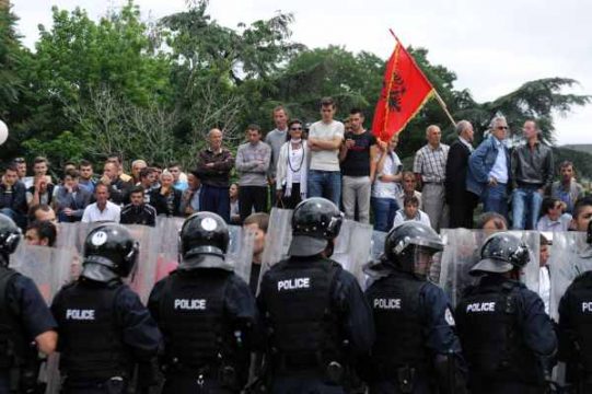 Polizisten und Demonstranten stehen sich in Pristina gegenüber