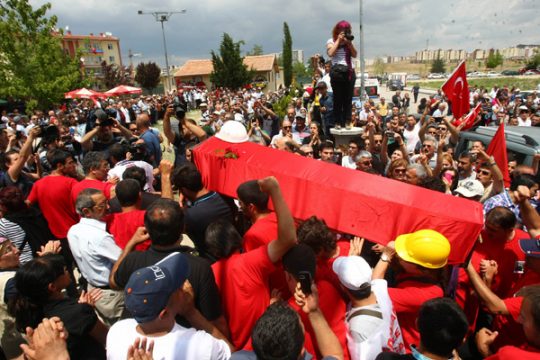 Sarg eines getöteten Demonstranten in der Türkei