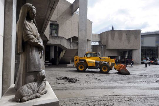 Nach den Überschwemmungen: Aufräumarbeiten in Lourdes