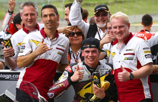 Scott Reddin gmit Teamchef Michael Bartholémy aus Eupen (links) und Besitzer Marc van der Straten