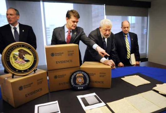 John Morton, Direktor der US-Zollbehörde (M.), präsentiert die entdeckten Tagebücher des Hitler-Vertrauten Alfred Rosenberg