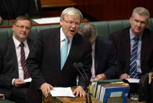 Kevin Rudd (M.) ist Australiens neuer Premierminister
