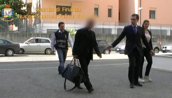 Monsignore Nunzio Scarano (l.) wird abgeführt
