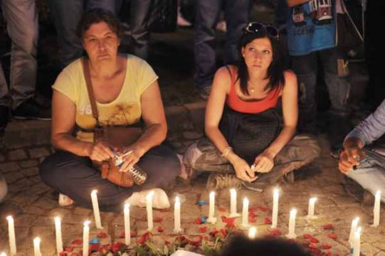 Kerzen brennen in Gedenken an die Opfer der Auseinandersetzungen um den Gezi-Park während eines Schweigeprotests auf dem Taksim-Platz