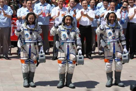 Die chinesischen Astronauten Wang Yaping, Zhang Xiaoguang und Nie Haisheng kurz vor dem Abflug von "Shenzou 10"