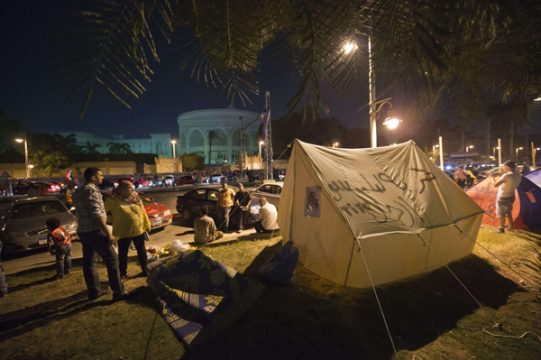 Mursi-Gegner campieren vor dem Präsidentenpalast in Kairo