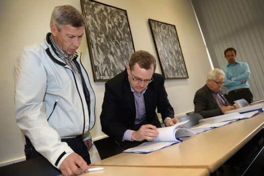 SML-Chef Stefan Maussen (2vl) unterzeichnet die Vereinbarung