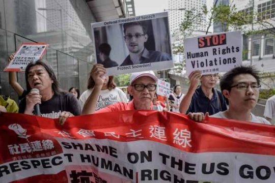 Demonstranten vor dem Hongkonger US-Konsulat setzen sich für Edward Snowden ein (13.6.)