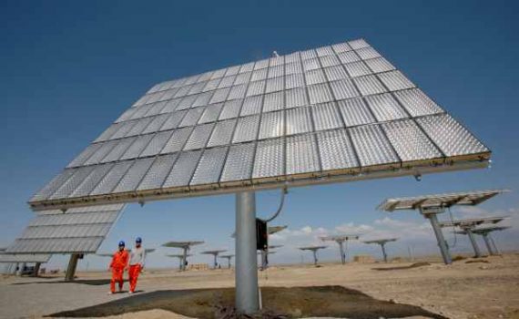 Feld aus Solarpaneelen in Hami, in der chinesischen Region Xinjiang