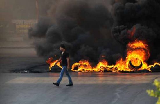 Straßensperre aus brennenden Reifen in Tripolis