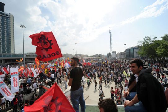 Auch am Sonntag versammeln sich Demonstranten auf dem Taksim-Platz