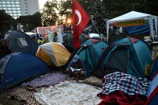 Erneut übernachten türkische Demonstranten im Gezi-Park am Randes des Istanbuler Taksim-Platzes