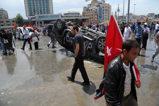 Auch am Sonntag sind weiter Protestler auf dem auf dem Taskim-Platz in Istanbul