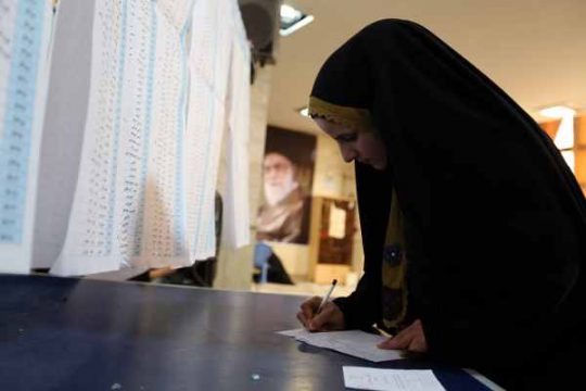 Präsidentenwahl im Iran - Frau gibt Stimme in Wahlbüro in Teheran ab