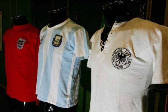 Das während des WM-Finales 1954 von Ottmar Walter getragene Trikot (r.)