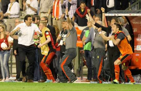 Nationaltrainer Marc Wilmots freut sich mit seinen Jungs