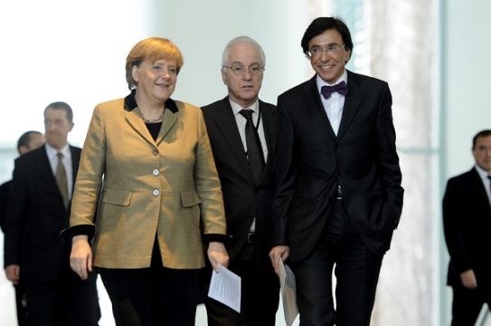Dolmetscher Werner Zimmermann mit Angela Merkel und Elio Di Rupo (Januar 2012)