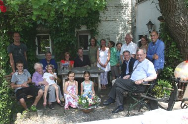 Jubilarin Inge Gerckens im Kreise ihrer Familie und Freunde (Bild: Renate Ducomle/BRF)