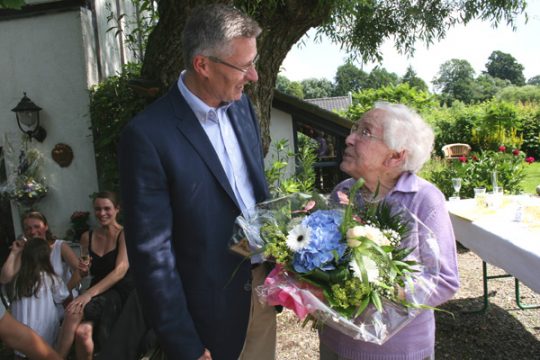 BRF-Direktor Toni Wimmer mit der Jubilarin Inge Gerckens (Bild: Renate Ducomle/BRF)