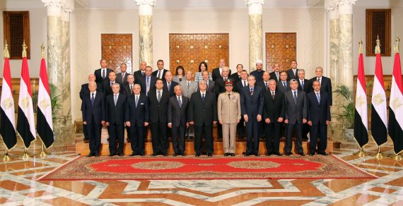 Die um Adli Mansur (M.) neu vereidigte Übergangsregierung