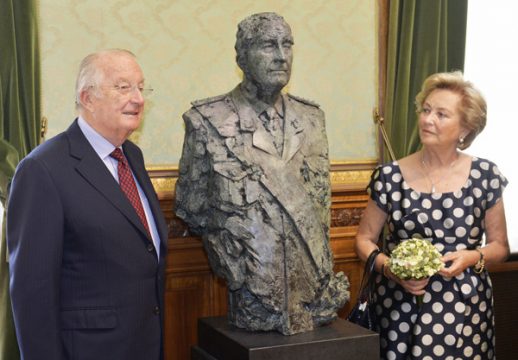 König Albert II, ein Bronzestandbild von ihm und Königin Paola
