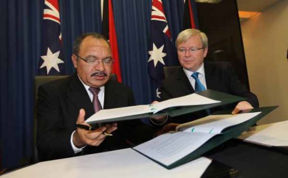 Papua-Neuguineas Regierungschef Peter O'Neill (l.) und Australiens neuer Premierminister Kevin Rudd