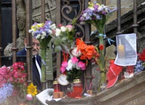Premier Mariano Rajoy betrachtet Blumen, Kerzen udn Botschaften für die Opfer des Zugunglücks in der Nähe von Santiago de Compostela