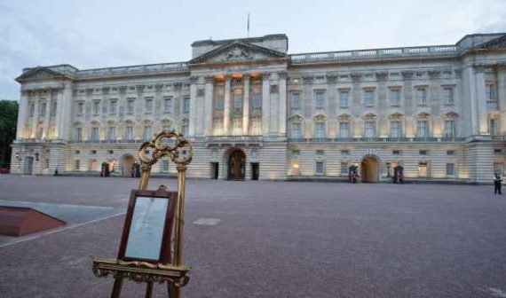 Goldene Staffelei einer Mitteilung zur Geburt des neuen Thronfolgers vor dem Buckingham Palast in London