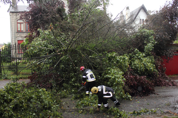 Unwetter über Belgien: Aufräumarbeiten in Charleroi