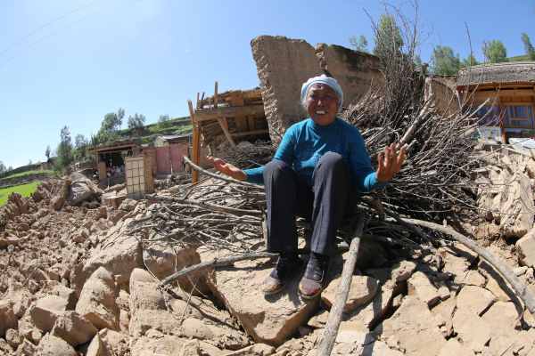 Verzweifelter Chinese vor seinem nach schweren Erdbeben zerstörten Haus in der nordwestchinesischen Provinz Gansu