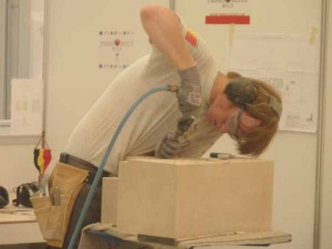 Worldskills 2013 in Leipzig: Christian Schlenter bei der Bearbeitung seines Steins