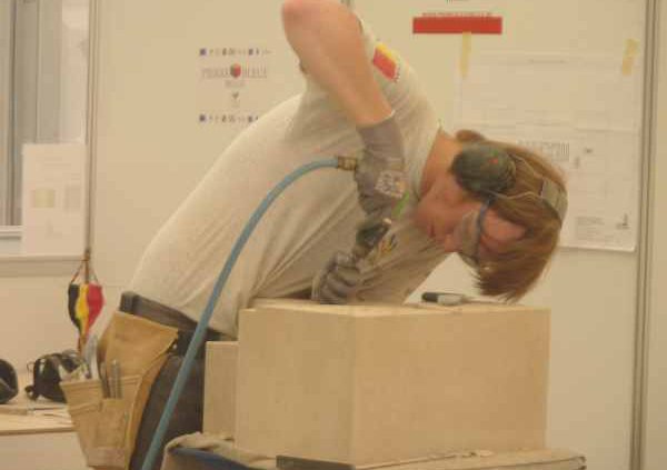 Worldskills 2013 in Leipzig: Christian Schlenter bei der Bearbeitung seines Steins