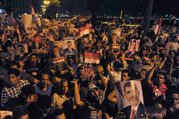 Anhänger Mursis und der Muslimbruderschaft am Montagabend in Alexandria