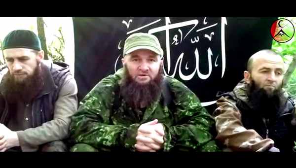 Der tschetschenische Top-Terrorist Doku Umarow (M.) mit zwei Gesinnungsgenossen