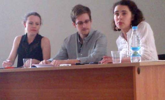 Sarah Harrison von WikiLeaks (l.) und Edward Snowden im Moskauer Flughafen Sheremetyevo