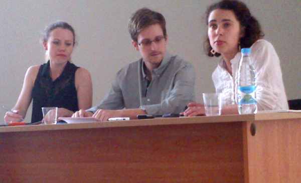 Sarah Harrison von WikiLeaks (l.) und Edward Snowden im Moskauer Flughafen Sheremetyevo